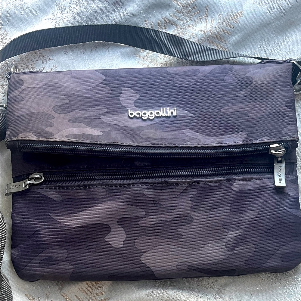 baggallini gray camouflage print crossbody bag